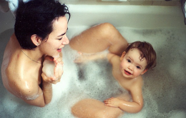 bath-baby-mama-mother